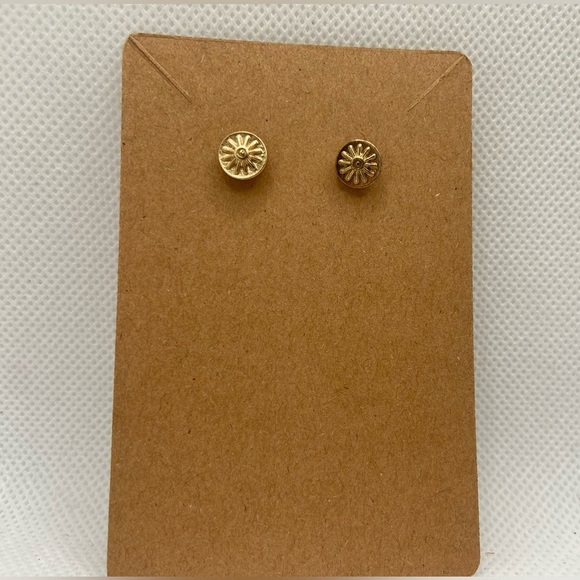NWOT Forever 21 Gold Floral Stud Earrings - Picture 1 of 3